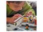 Enfant jouant avec un jouet camping-car LEGO Friends