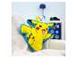 Coussin Pikachu Pokémon sur un fauteuil.