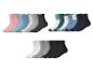 Trois ensembles de chaussettes : roses fleuries, bleues et noires, grises et blanches.
