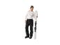 Homme souriant en pantalon de ski noir et chemise blanche, tenant des skis blancs.