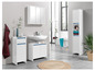 Meubles de salle de bain blancs, y compris un lavabo avec une armoire à miroir.