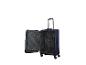 Valise bleue ouverte avec quatre roues et une poignée extensible.