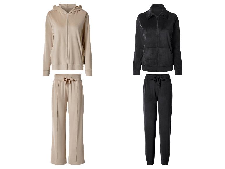 Deux survêtements en velours : un beige avec un sweat à capuche et un pantalon large, et un noir avec une veste et un jogging.
