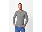 Homme en t-shirt gris à manches longues et jean bleu, les mains dans les poches.