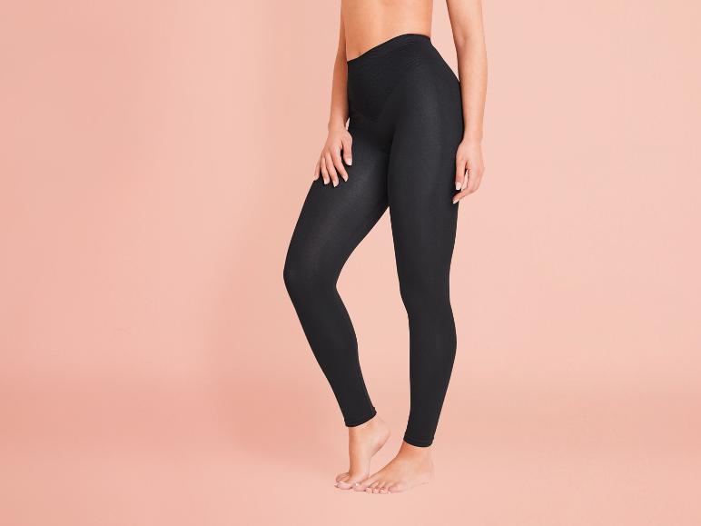 Leggings noirs sur un fond rose.
