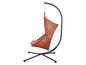 Un fauteuil suspendu orange avec un cadre en métal.