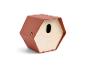 Nichoir hexagonal marron-rouge avec façade en bois et entrée ovale.
