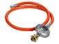 Un tuyau de gaz orange avec un régulateur argenté.
