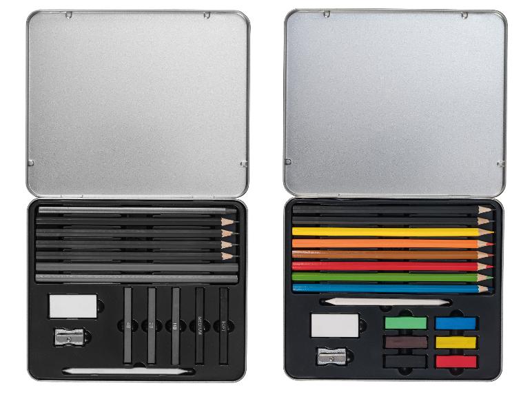 Deux boîtes métalliques ouvertes avec des kits d'art, l'une avec des crayons graphite et fusain, l'autre avec des crayons de couleur et des pastels.