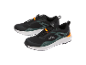 Une paire de chaussures de sport imperméables noires et vertes avec des accents orange.