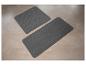 Deux tapis de bain gris foncé antidérapants sur un sol carrelé.