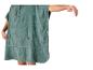 Poncho de bain vert avec capuche et poche, un bras tendu