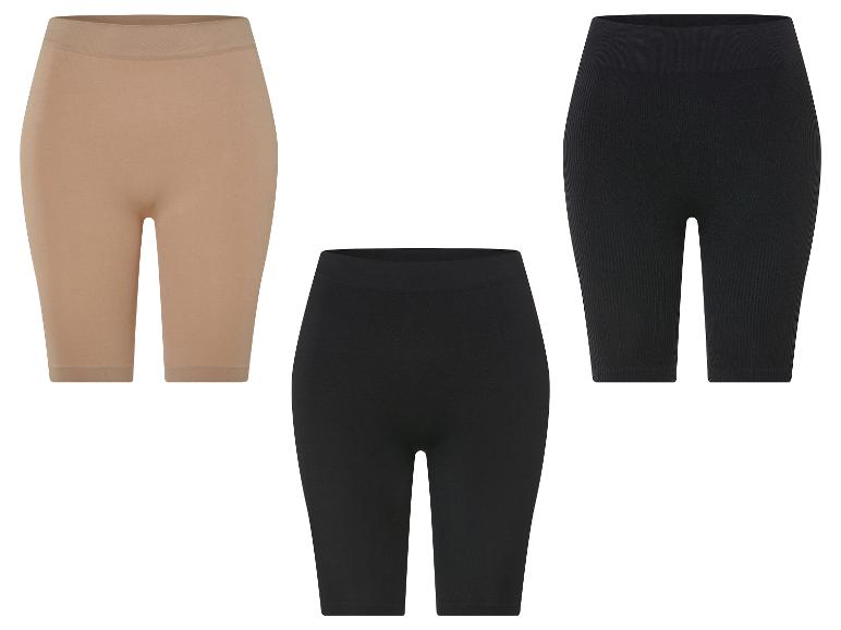 Trois shorts cycliste : beige, noir uni et noir côtelé.