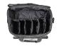 Un sac gris ouvert avec plusieurs compartiments.
