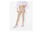 Leggings beiges et baskets blanches.