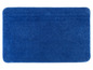 Un tapis de bain bleu en éponge.