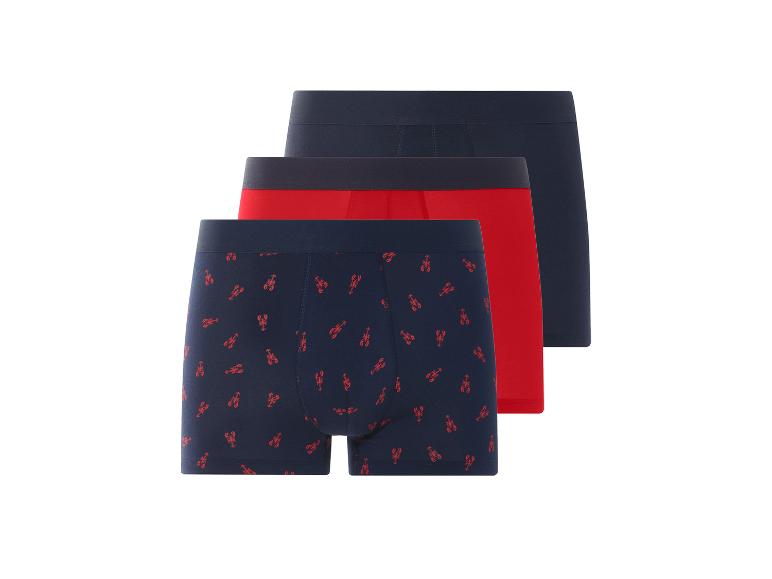 Trois boxers : un à motif homard, un rouge, un bleu marine.