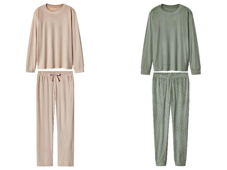 Deux ensembles de pyjamas en velours, un beige et un vert menthe à pois.