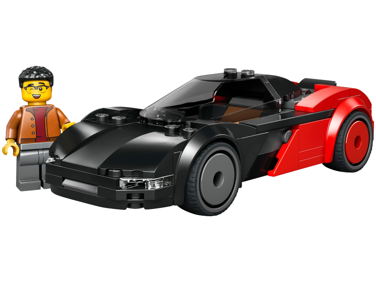 Une voiture de sport jouet noire et rouge avec une figurine souriante à côté.