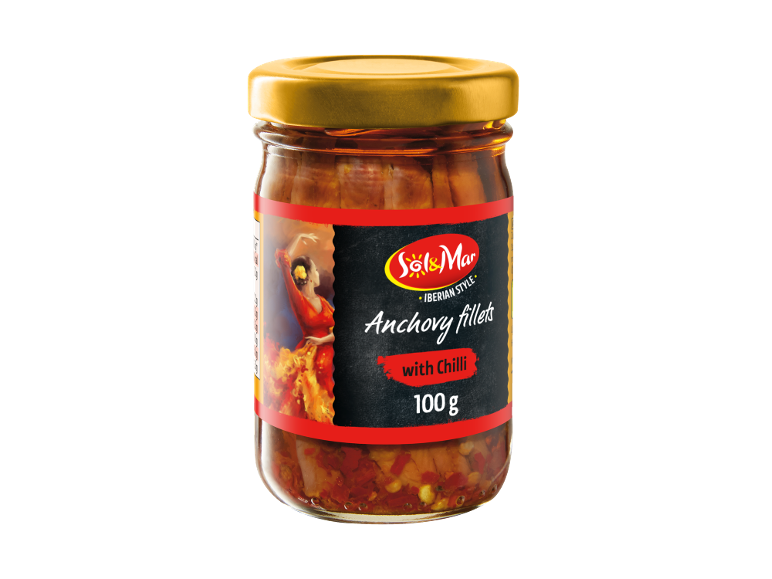 Filets d'anchois au piment dans un bocal en verre avec une danseuse espagnole.