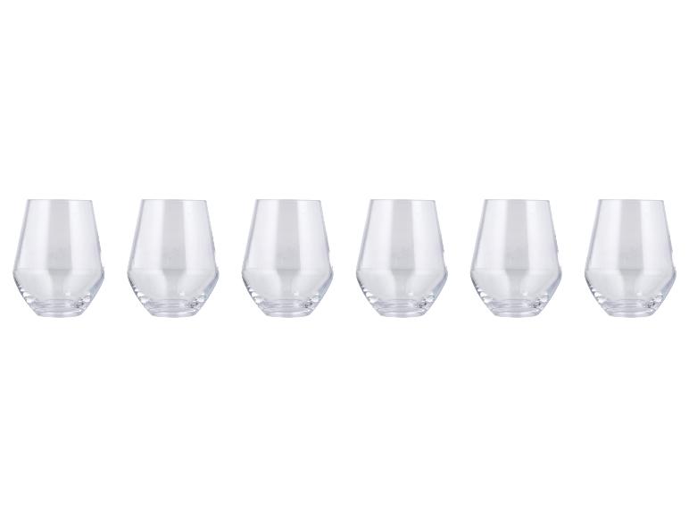 Six verres à vin sans pied transparents alignés.