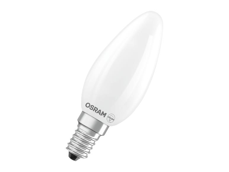 Ampoule LED blanche en forme de bougie avec culot à vis, inclinée sur fond blanc.