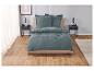 Détails d'une chambre à coucher : linge de lit vert foncé sur le lit.