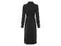 Une longue robe noire à boutons et ceinture.