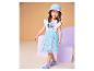 Fille en bob bleu clair et robe blanche avec une jupe en tulle bleue ornée de personnages de dessins animés.