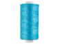 Une seule bobine de fil à coudre turquoise vif sur fond blanc.