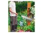Arrosage du jardin avec un tuyau d'arrosage Gardena et un support mural.