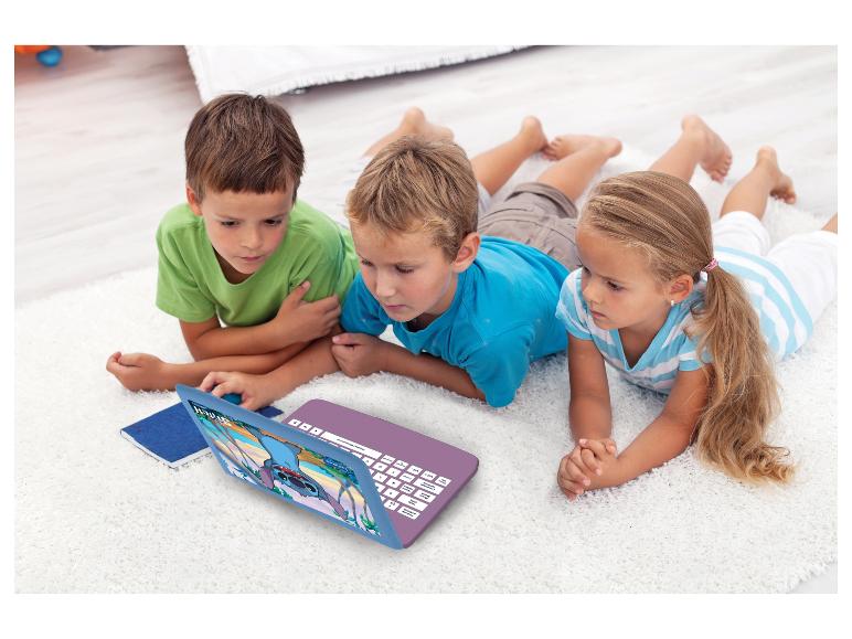 Trois enfants utilisant un ordinateur portable LeapFrog à thème Stitch.