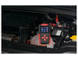 Un testeur de batterie Ultimate Speed connecté à une batterie de voiture.