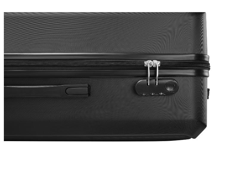 Détail d'une valise noire avec surface texturée, fermeture éclair et serrure à combinaison intégrée.
