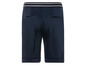 Short bleu marine avec une ceinture élastique blanche et noire.