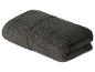Serviette de bain grise foncée pliée.