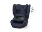 Siège auto enfant bleu foncé avec bouclier d'impact et protection latérale, indiquée par une flèche.