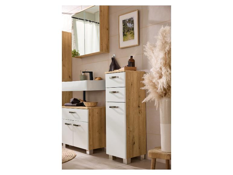 Ensemble de meubles de salle de bain avec armoire miroir, lavabo et armoires en bois clair et blanc.