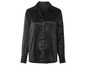 Une chemise en satin noir à manches longues.