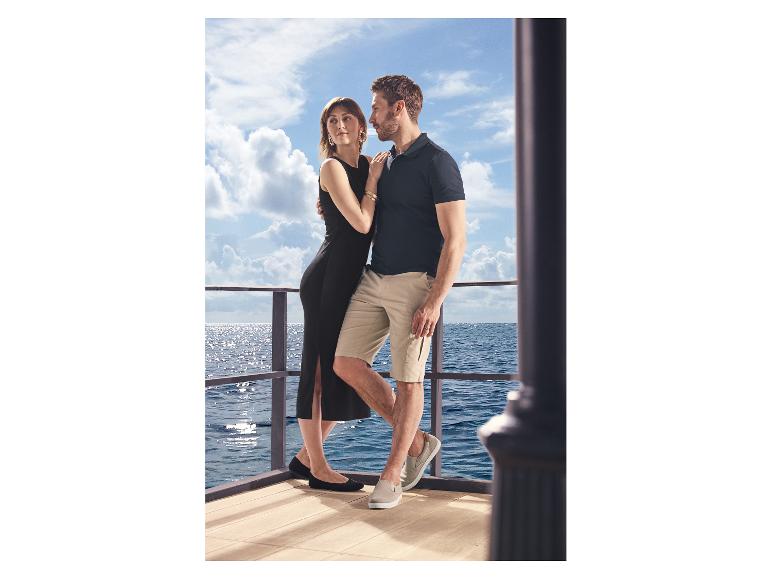 Femme en robe noire et ballerines pliables ESMARA® avec un homme sur un pont.