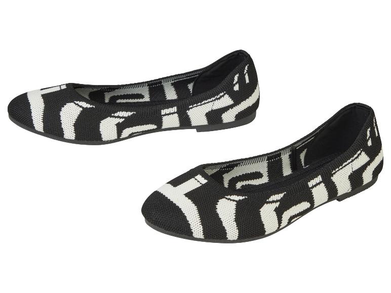 Une paire de ballerines noires et blanches à motif tissé.