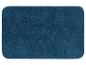 Un tapis de bain bleu foncé avec une texture douce.