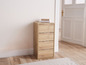 Une commode en bois avec quatre tiroirs dans un salon clair.