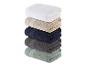 Serviettes de bain blanches, beige, bleu marine, grises et vertes empilées.