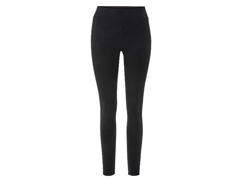 Leggings noires côtelées.