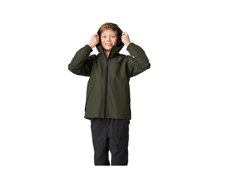 Garçon portant une veste à capuche Didriksons verte.