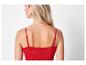 Robe rouge à bretelles, style smocké.