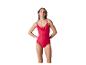 Femme en maillot de bain rouge à volants, mains derrière le dos.