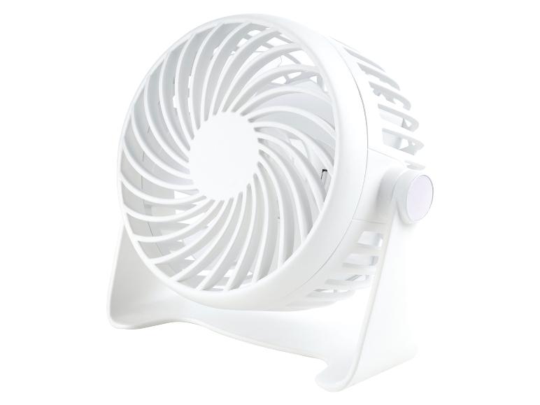 Ventilateur de bureau blanc compact.