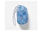 Un sac bleu à motifs floraux.